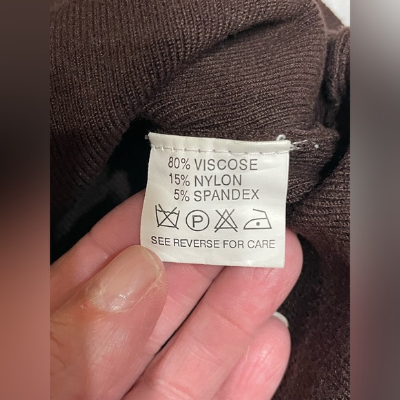 Ladies V neck top with intricate embellishments size - Picture 6 of 13